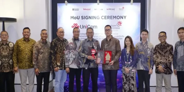 Jajaran manajemen TelkomGroup dan China Unicom usai penandatanganan MoU di Jakarta, Senin (21/9)