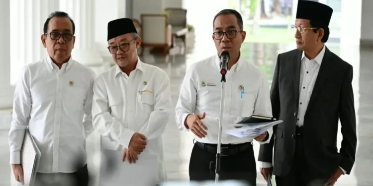 Presiden Prabowo Subianto memimpin rapat terbatas program kuliah gratis PTN di Istana Merdeka, Jakarta