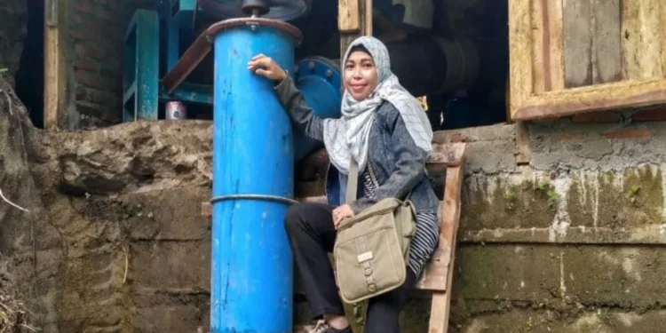Dosen UMSU Rimbawati bersama tim merakit generator dari motor induksi bekas untuk pembangkit listrik tenaga mikrohidro di Dusun Bintang Asih.