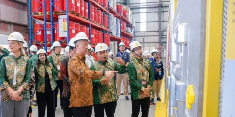 Menteri Perindustrian Agus Gumiwang meresmikan pabrik manufaktur gemuk PT Shell Indonesia di Kabupaten Bekasi, Jawa Barat, 15 September 2026