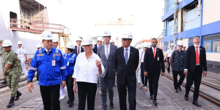 Wamenhan RI Donny Ermawan Taufanto bersama Menteri Angkatan Bersenjata Prancis Catherine Vautrin meninjau pembangunan Kapal Selam Scorpène di PT PAL Surabaya
