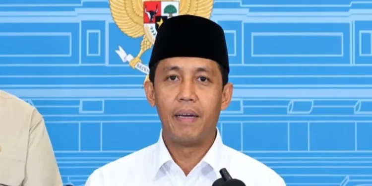 Presiden Prabowo Subianto memimpin rapat terbatas penanganan lahan gambut di Istana Merdeka