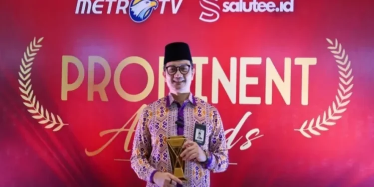 Kepala Badan Pelaksana BPKH Fadlul Imansyah menerima Prominent Awards 2026 kategori Excellence in National Hajj Fund Stewardship