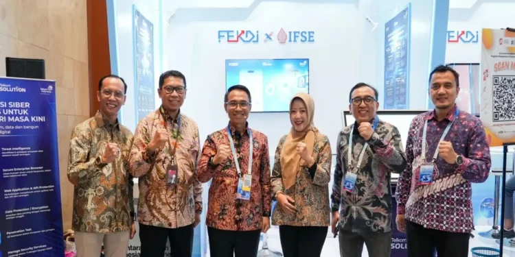 Direktur IT Digital Telkom Faizal Rochmad Djoemadi bersama jajaran TelkomGroup di booth Telkom Solution pada FEKDI x IFSE 2026 di JICC Jakarta