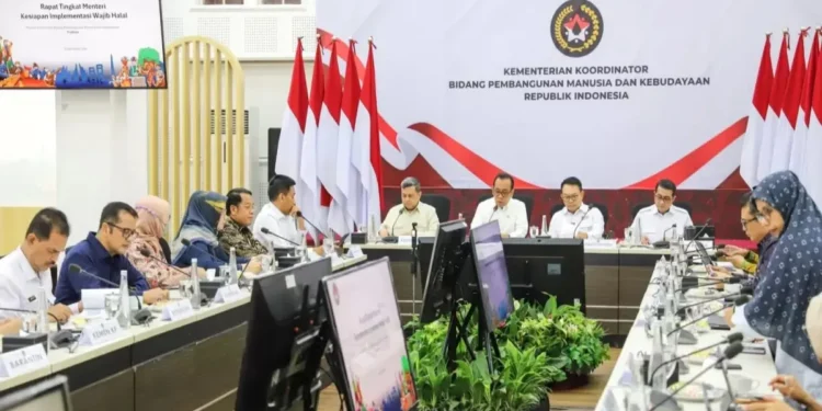 Menko PMK Pratikno memimpin Rapat Koordinasi Tingkat Menteri Kesiapan Implementasi Wajib Halal di Kantor Kemenko PMK, Jakarta