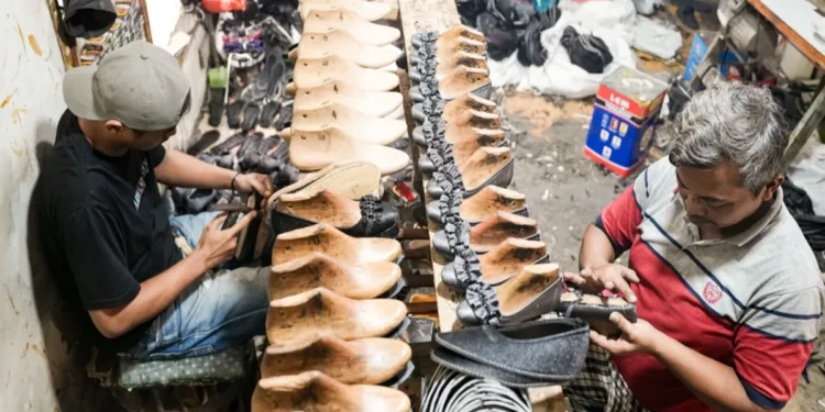 Ilustrasi bengkel sepatu di Ciomas, Kabupaten Bogor, tempat delapan pekerja menjalankan produksi harian