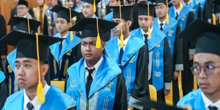 Menko Muhaimin saat menyampaikan sambutan pada Wisuda ke-35 Universitas Ibrahimy di Situbondo, Jawa Timur.