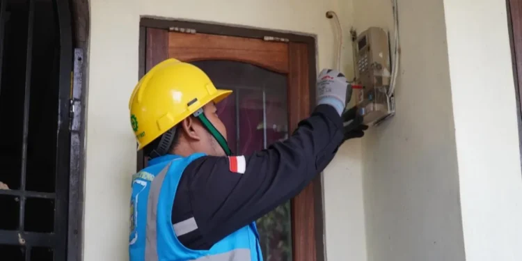 Petugas PLN melayani proses tambah daya listrik di rumah pelanggan