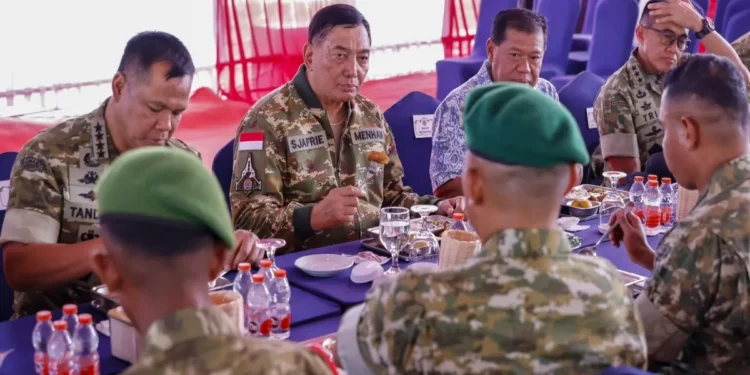 Menhan Sjafrie Sjamsoeddin meninjau kesiapan operasional Yonif TP 338/Talaga Manggung di Kertajati, Majalengka
