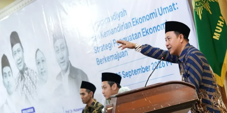 Bendahara Umum PP Muhammadiyah Hilman Latief berbicara dalam Pengajian PP Muhammadiyah bertema Kemandirian Ekonomi Umat di Jakarta