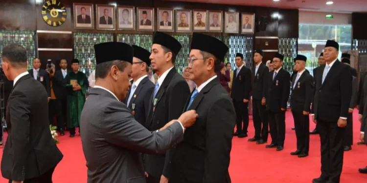 Penyerahan penghargaan Satyalancana kepada pegawai PLN oleh Presiden RI