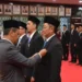 Penyerahan penghargaan Satyalancana kepada pegawai PLN oleh Presiden RI