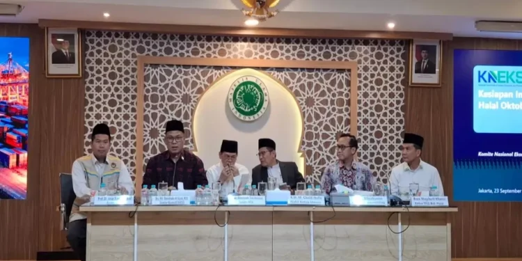 Asisten Deputi Kemenko PMK Asep Sunandar berbicara dalam acara Tukar Pikiran Wajib Halal Oktober 2026 di Aula Buya Hamka, Kantor MUI, Jakarta Pusat.