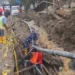 Petugas Kementerian PU membersihkan material banjir pada fasilitas publik di kawasan perkantoran Arosuka, Kabupaten Solok