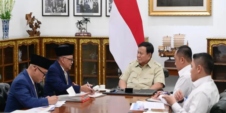 Presiden Prabowo Subianto menerima laporan Menteri dan Wakil Menteri Haji dan Umrah di Istana Kepresidenan Jakarta