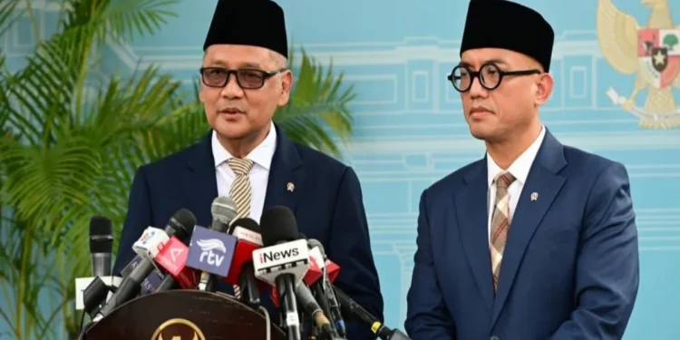 Presiden Prabowo menerima Menteri Haji dan Umrah di Istana Merdeka Jakarta