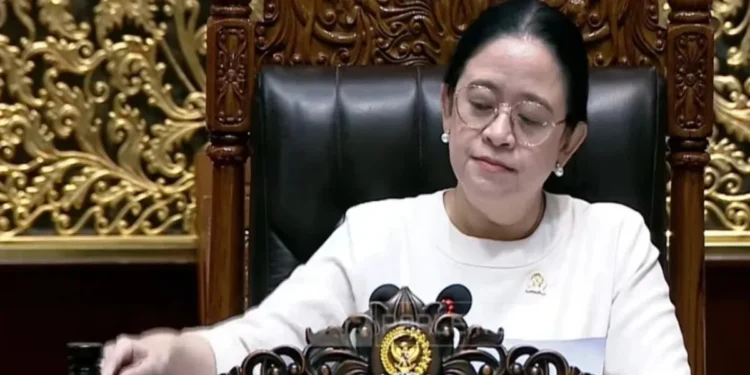 Ketua DPR RI Puan Maharani mengetukkan palu saat mengesahkan RUU APBN 2027 dalam Rapat Paripurna di Kompleks Parlemen Senayan Jakarta