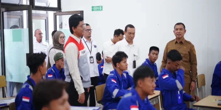 Peserta program ASA KARYA Polbeng dan PHR mengikuti pelatihan pengelasan umum di Rokan Hilir