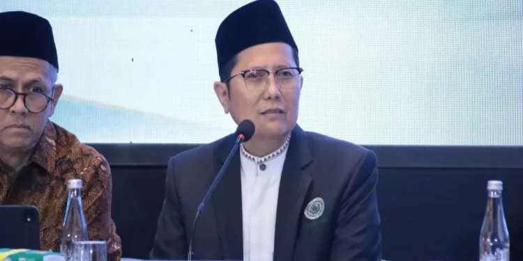 Ketua DSN MUI KH M Cholil Nafis saat memberikan pengarahan dalam Rapat Pleno DSN-MUI Ke-61 Tahun 2026 di Novotel Jakarta Pulomas