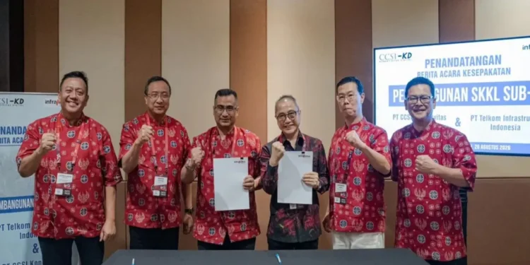 Direktur Planning InfraNexia Ronny Arnaz dan Direktur Utama CCSI-KD Peter Djatmiko menandatangani BAK Pembangunan SKKL SUB-2 di Bali