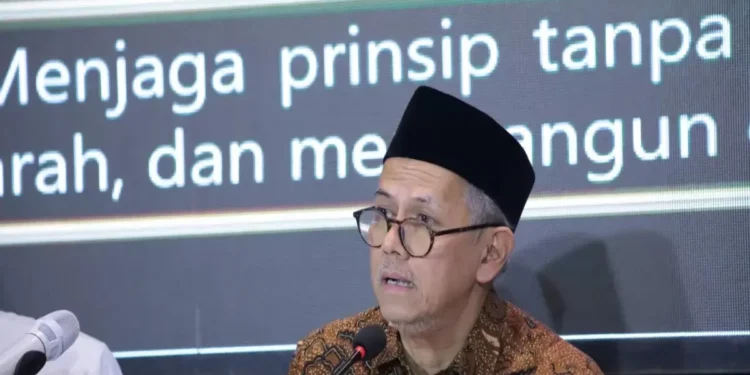 Ketua LPS Anggito Abimanyu berbicara dalam Rapat Pleno DSN-MUI Ke-61 2026 di Novotel Jakarta Pulomas