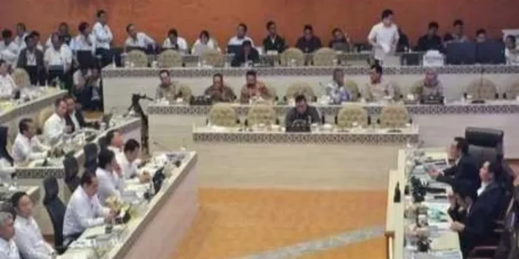 Suasana rapat kerja Komisi V DPR RI saat pemerintah menyerahkan DIM Revisi UU LLAJ di Kompleks Parlemen Jakarta