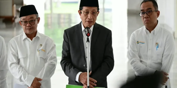 Presiden Prabowo Subianto memimpin rapat terbatas pembentukan Direktorat Jenderal Pesantren di Istana Merdeka