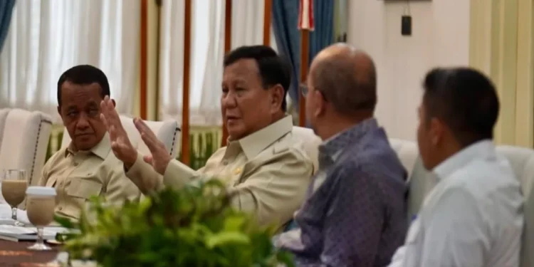 Presiden Prabowo Subianto memimpin rapat terbatas bersama menteri Kabinet Merah Putih di Istana Merdeka, Jakarta, membahas program bantuan pemerintah kuartal IV 2026