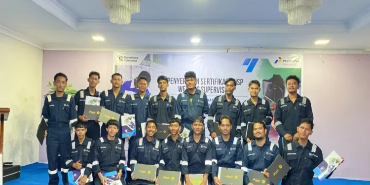 Penyerahan sertifikat BNSP Welding Supervisor kepada 20 peserta Program Bengkalis Mahir 2026 di Aula Wisma Pertamina Sungai Pakning