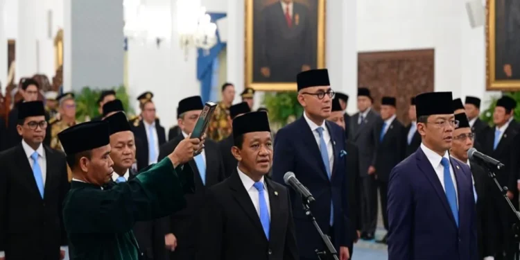 Bahlil Lahadalia usai dilantik sebagai Menteri Koordinator Bidang Hilirisasi dan Transisi Energi di Istana Negara Jakarta