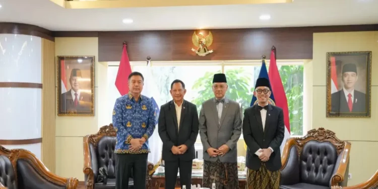 Menteri Haji dan Umrah Mochamad Irfan Yusuf bersama Menteri Dalam Negeri dalam pertemuan sinkronisasi data jamaah haji di Kantor Kemendagri Jakarta