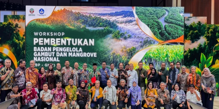 Mendiktisaintek Brian Yuliarto dan Menhut Raja Juli Antoni saat penyerahan Naskah Urgensi Pembentukan BP-GMN di Kantor Kementerian Kehutanan