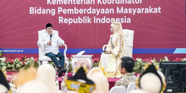 Menko Muhaimin berdialog dengan finalis Putri Hijabfluencer Indonesia di Kantor Kemenko PM Jakarta