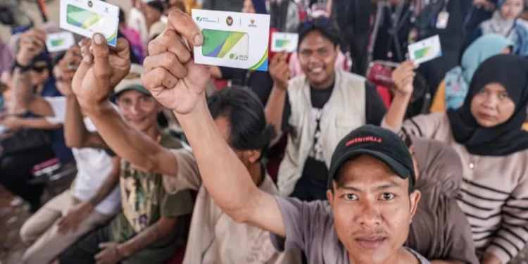 Deputi Kemenko PM Dyah Tri bersama Ketua BAZNAS RI dan Dirut BPJS Ketenagakerjaan dalam penyaluran jaminan sosial bagi 100.000 pekerja rentan di Tangerang Selatan