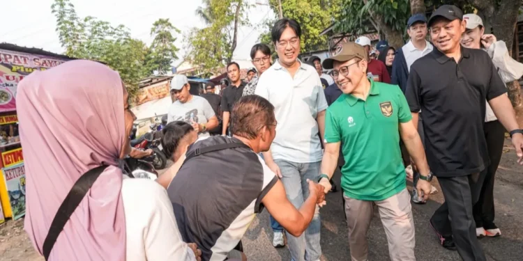 Menko Muhaimin saat menghadiri kegiatan 1001 Pasar Rakyat di Perumahan Vida, Bekasi, Jawa Barat