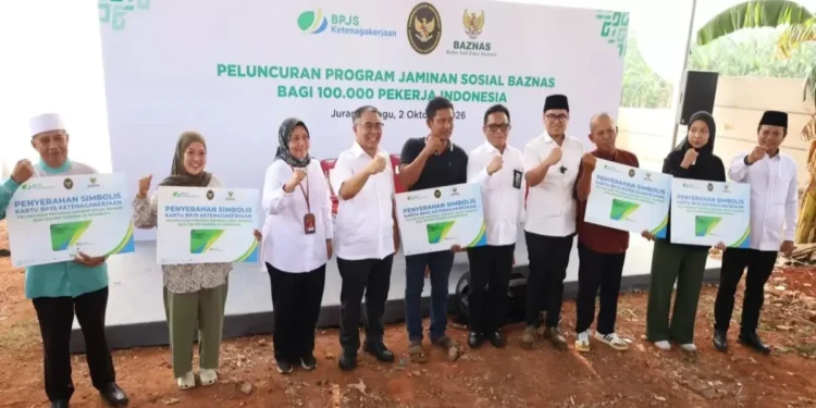 Ketua Baznas RI Sodik Mudjahid menyerahkan bantuan Jaminan Sosial Baznas 2026 untuk 100 ribu pekerja rentan di Tangerang Selatan