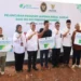 Ketua Baznas RI Sodik Mudjahid menyerahkan bantuan Jaminan Sosial Baznas 2026 untuk 100 ribu pekerja rentan di Tangerang Selatan