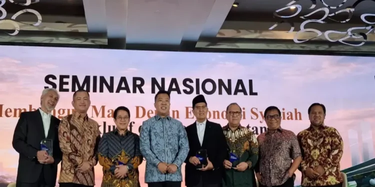 Adiwarman Karim berbicara dalam Seminar Nasional Ekonomi Syariah di Hotel Pullman Thamrin Jakarta