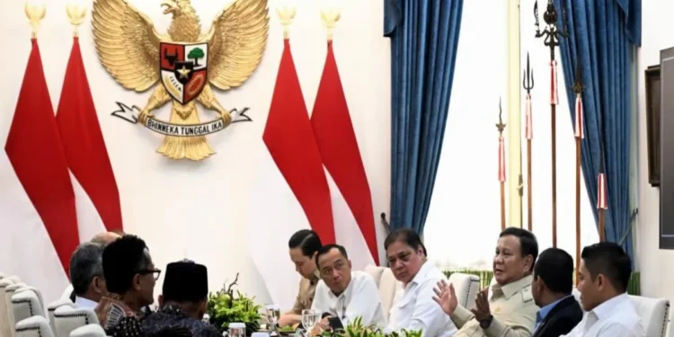 Presiden Prabowo Subianto memimpin rapat terbatas mengenai optimalisasi aset BUMN di Kompleks Istana Kepresidenan Jakarta.