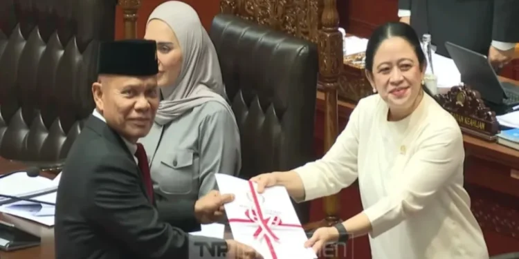 Ketua Panja RUU Satu Data Indonesia Sturman Panjaitan menyerahkan laporan akhir kepada pimpinan DPR dalam Rapat Paripurna