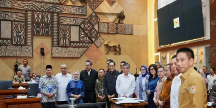Wakil Menteri Perindustrian Faisol Riza bersama Menteri Ketenagakerjaan Yassierli dan Menteri UMKM Maman Abdurrahman dalam Rapat Kerja Komisi IX DPR RI di Jakarta