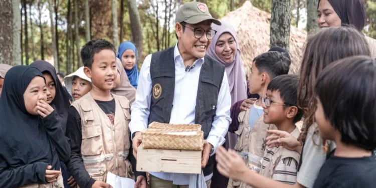 Menko Muhaimin saat mengunjungi Pesan Trend di Kabupaten Bandung, Jawa Barat, untuk mendorong pesantren sebagai ruang pemberdayaan dan kemandirian masyarakat.
