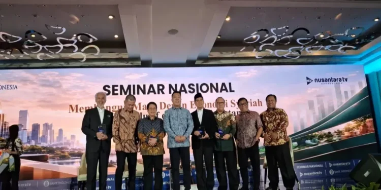 Ketua DSN MUI KH M Cholil Nafis saat memberikan paparan dalam Seminar Nasional Ekonomi Syariah di Hotel Pullman Thamrin Jakarta