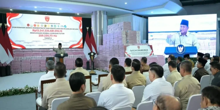 Presiden Prabowo Subianto menyaksikan penyerahan hasil penguasaan kembali kawasan hutan tahap kedelapan di Kompleks Kejaksaan Agung Jakarta.