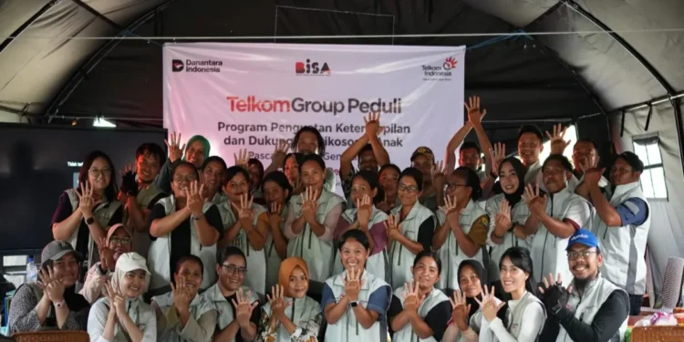 Guru dan siswa SDN Reo mengikuti program pemulihan pembelajaran pascagempa Manggarai dari Telkom