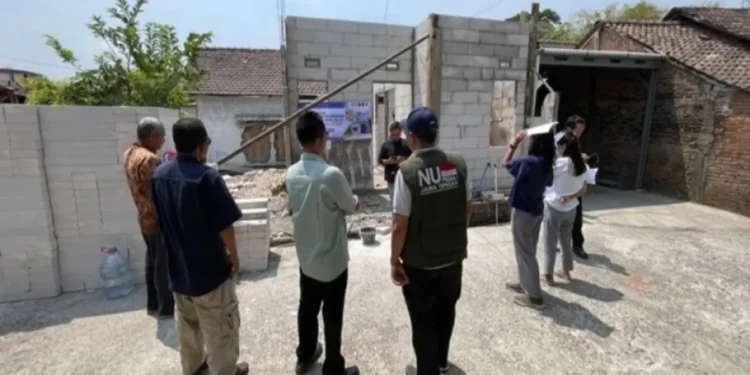 Peninjauan progres pembangunan Rumah Sederhana Layak Huni NU Care-LAZISNU Jawa Tengah di Kudus bersama perwakilan PT Nojorono