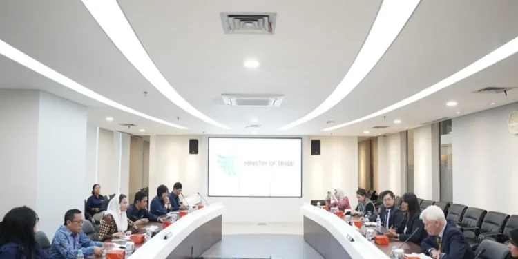 Wakil Menteri Perdagangan RI Dyah Roro Esti berjabat tangan dengan delegasi UK All-Party Parliamentary Group Indonesia di Kantor Kementerian Perdagangan Jakarta.