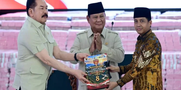 Presiden Prabowo Subianto menyampaikan sambutan soal penguatan polisi hutan di Kompleks Kejaksaan Agung Jakarta