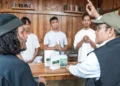 Menko Muhaimin meninjau pengembangan kopi Arabika Manglayang bersama Kelompok Tani Putra Manglayang di Kabupaten Bandung