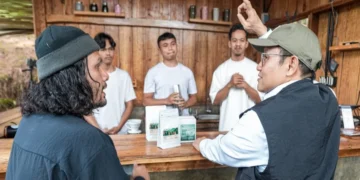 Menko Muhaimin meninjau pengembangan kopi Arabika Manglayang bersama Kelompok Tani Putra Manglayang di Kabupaten Bandung